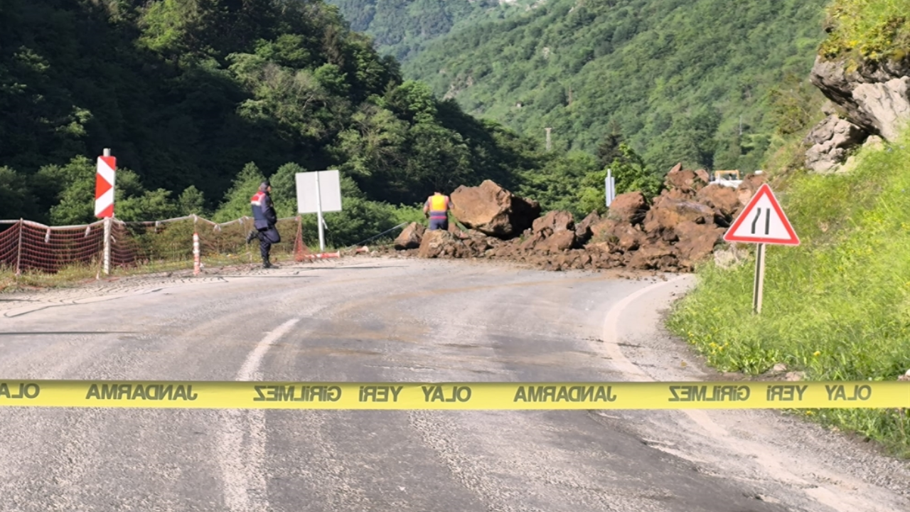 Trabzon-Bayburt kara yolu heyelan nedeniyle ulaşıma kapandı