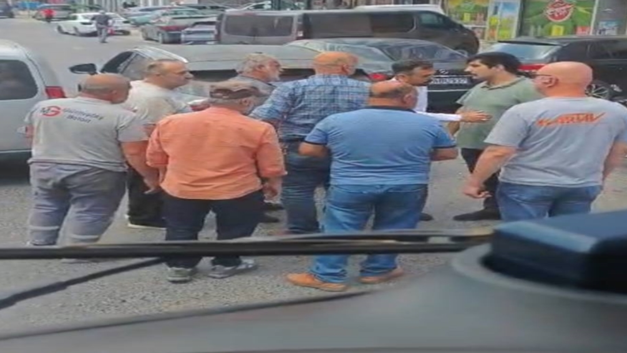 Trafikte ortalık karıştı: Tekmeli yumruklu kavga kamerada