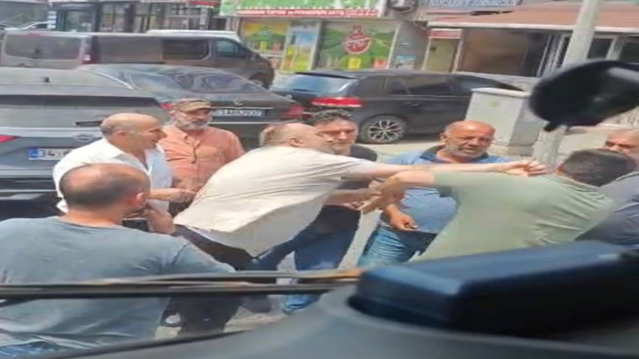 Trafikte ortalık karıştı: Tekmeli yumruklu kavga kamerada