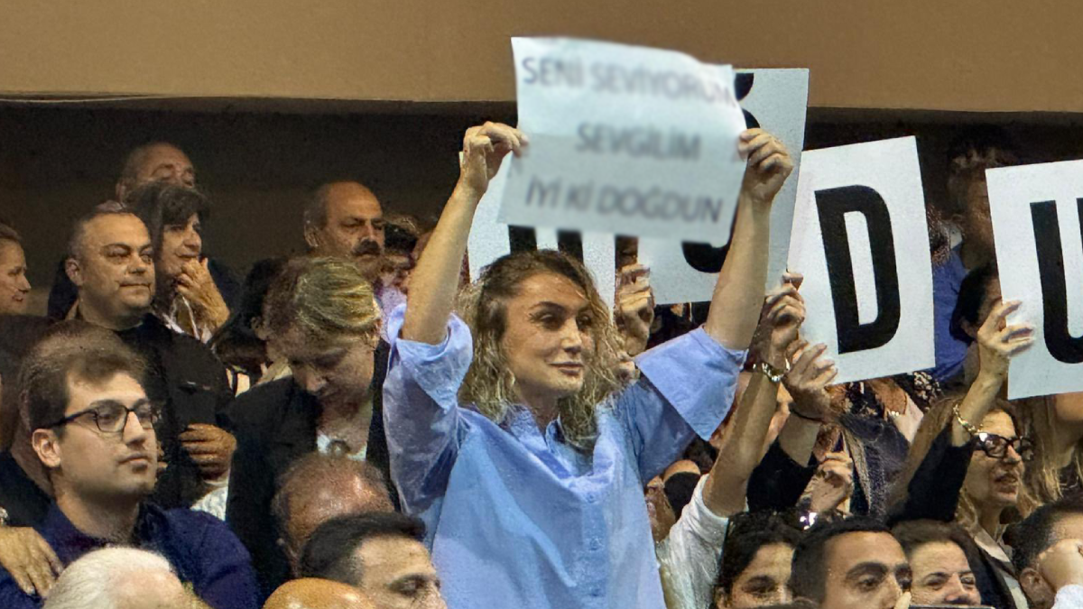 Dilek İmamoğlu'nun pankartı mahkeme salonunu kahkahalara boğdu