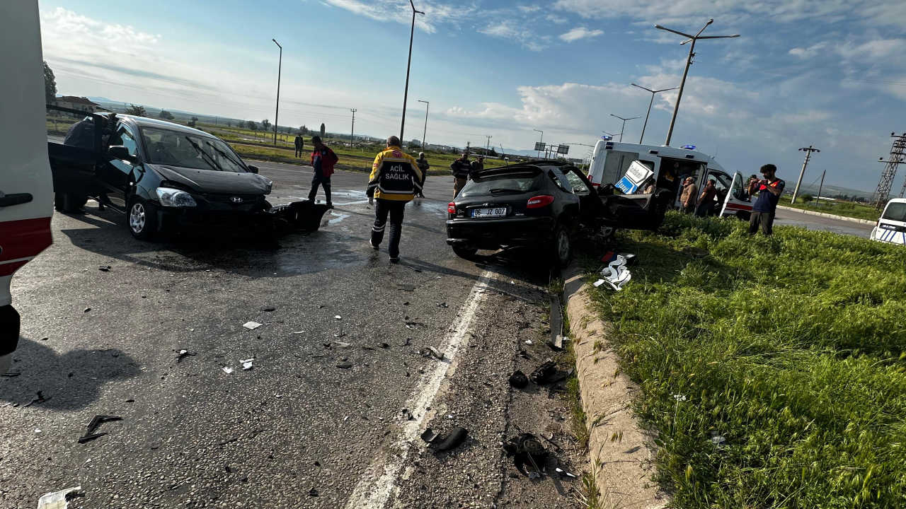 Yozgat'ta iki otomobilin çarpıştığı kazada 7 kişi yaralandı