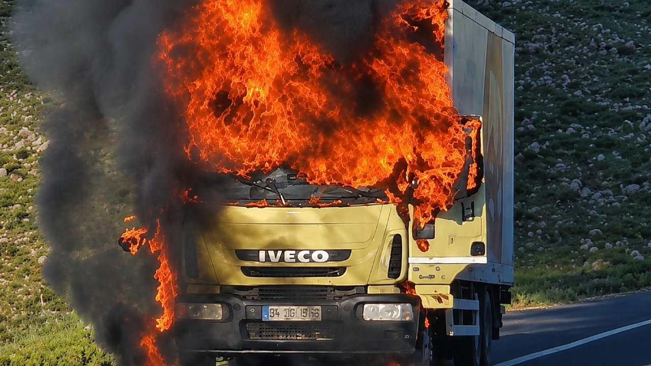 TIR dakikalar içinde alev topuna döndü