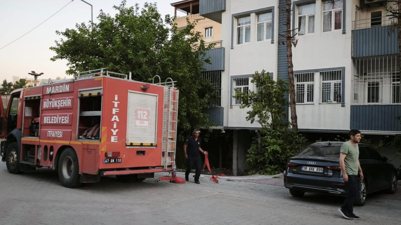 Mardin'de evde çıkan yangında dumandan etkilenen anne ve çocuğu hastanelik oldu