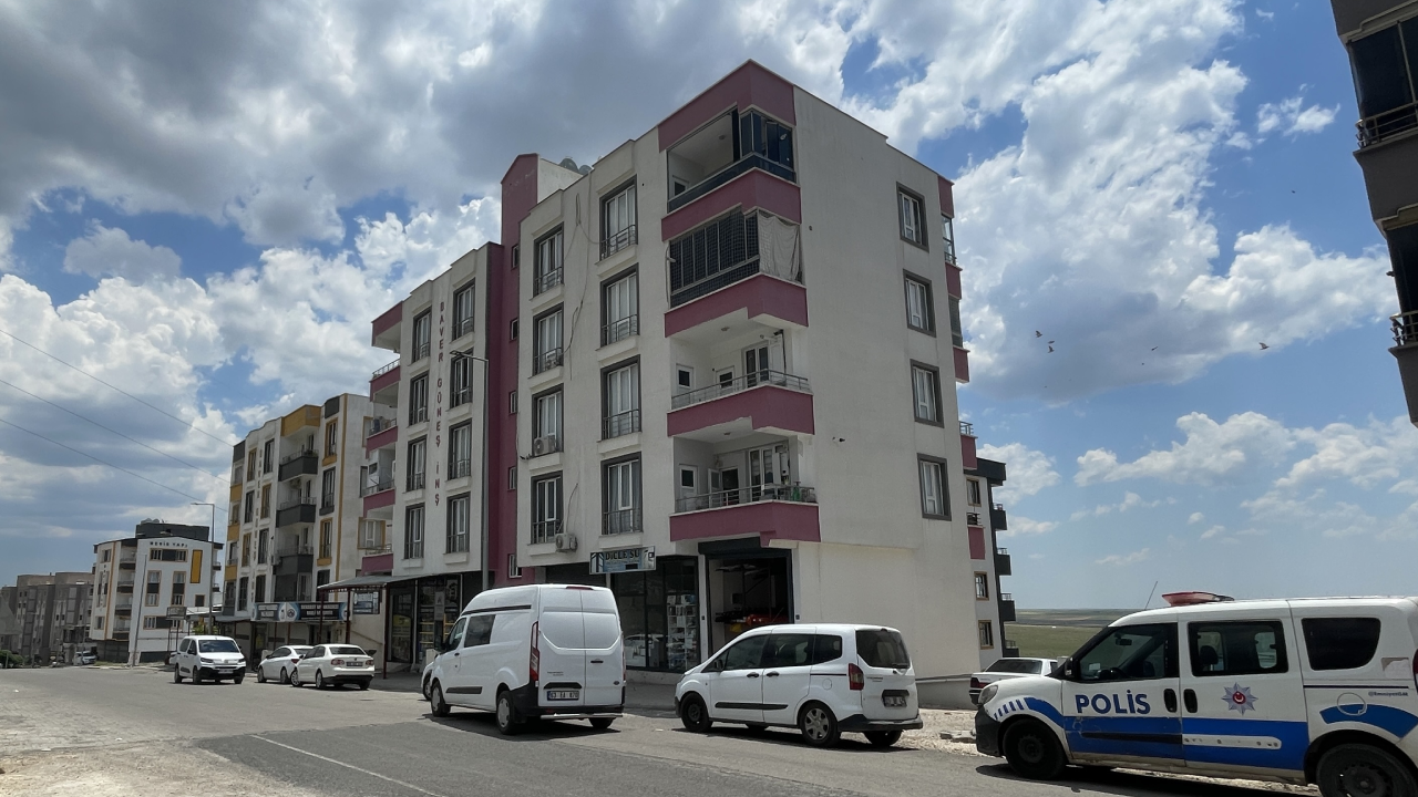 Şanlıurfa'nın Siverek ilçesinde bir kişi silahla eşi ve kızını ağır yaraladı.