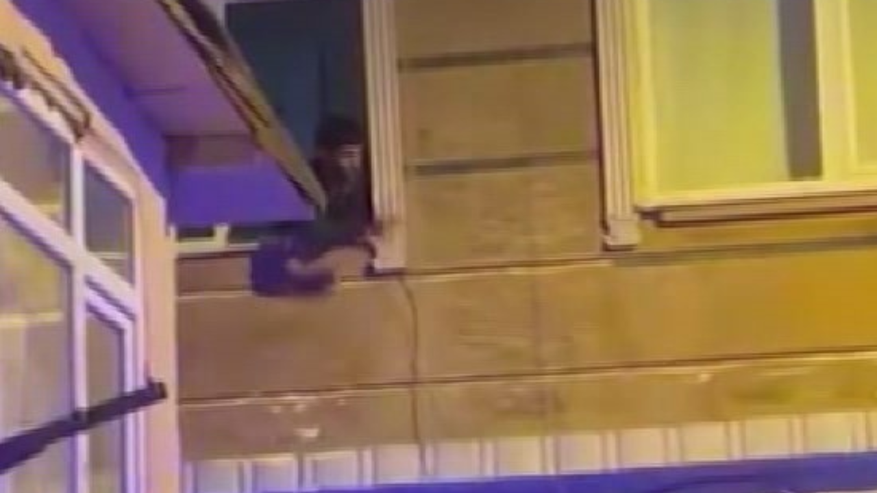 Annesinden para alamayınca bıçakla rehin aldı
