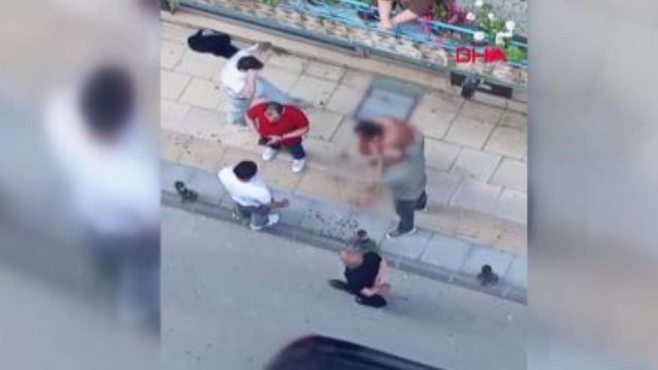 Husumetlilerine benzettiği 2 kişiyi bıçakladı; yoldan geçenler müdahale etti