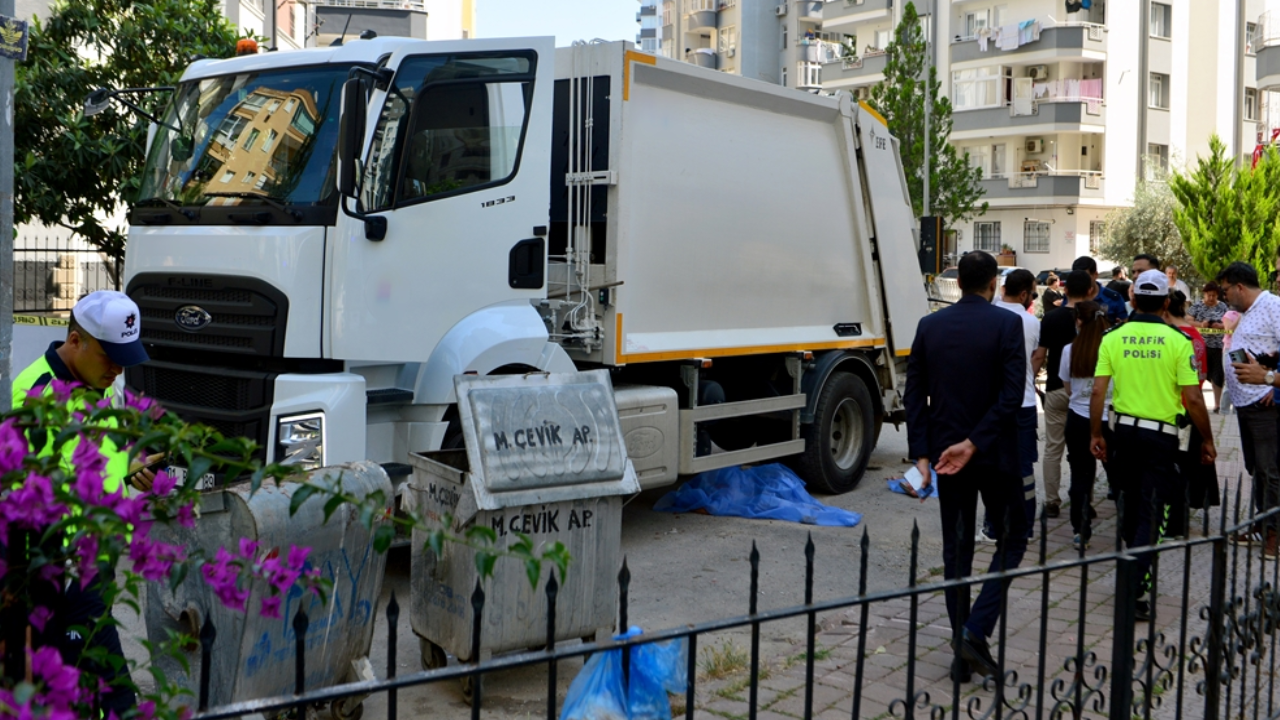 Çöp kamyonunun altında kalan yaya öldü