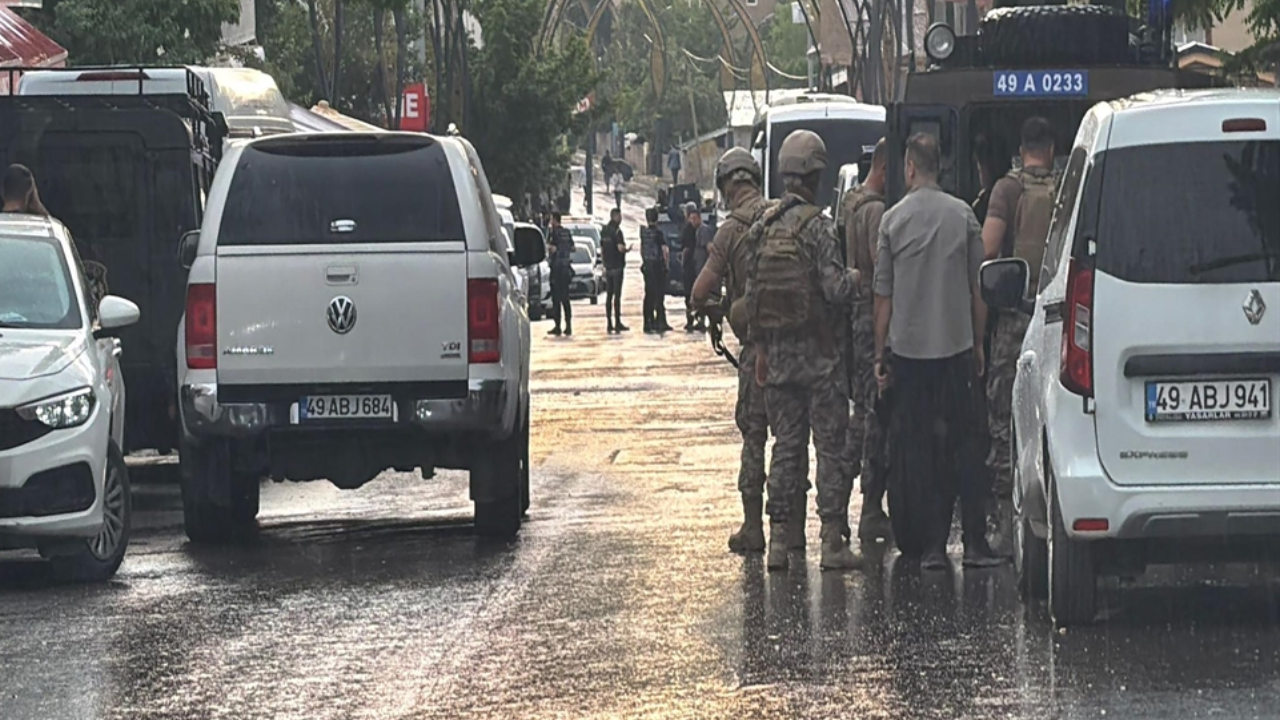 Kardeşini ve polis memurunu vurdu!