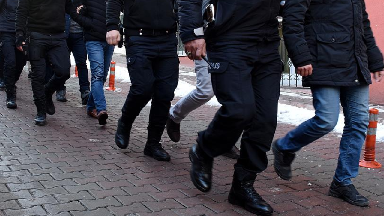 İzmir'de uyuşturucu operasyonunda yakalanan 13 şüp