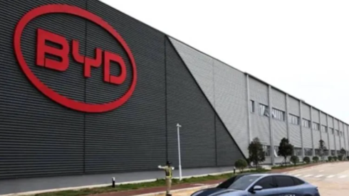 BYD Türkiye'ye yatırım yapmaktan neden vazgeçti? İşte iki nedenTürkiye'ye 1 milyar dolarlık fabrika kurma projesini askıya alan Çinli BYD'nin bu kararının arkasında yatan iki neden olduğu ortaya çıktı.
