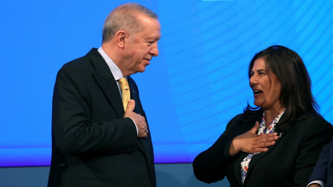 AKP'ye geçen Özlem Çerçioğlu AK'landı