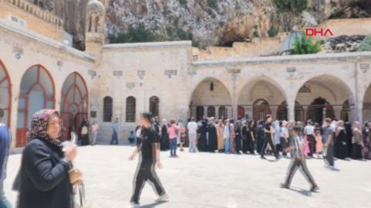 Öğrenciler, LGS öncesi Balıklıgöl'de dua etti