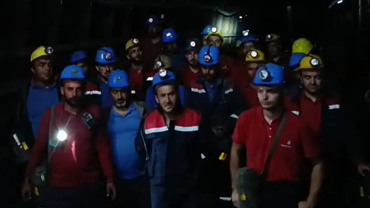 Haklarını alamayan madenciler kendilerini yer altına kapattı