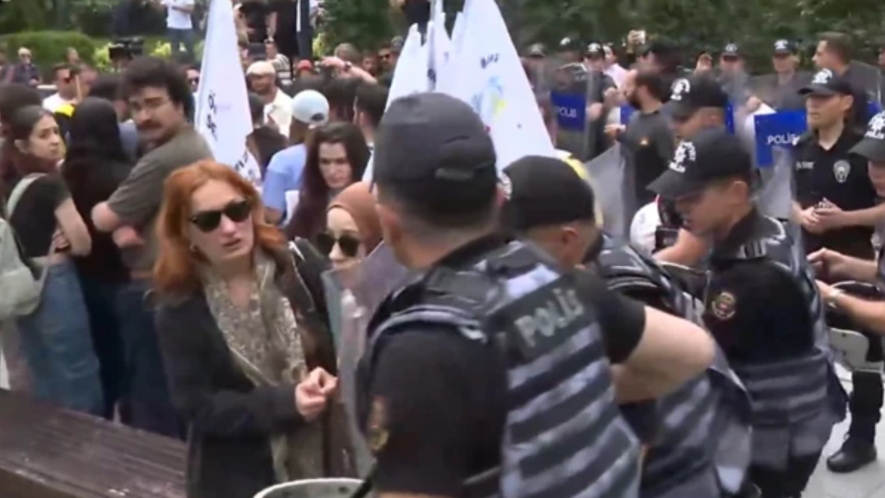 Polis 'Açız' diye eylem yapan 40 öğretmeni gözaltına aldı
