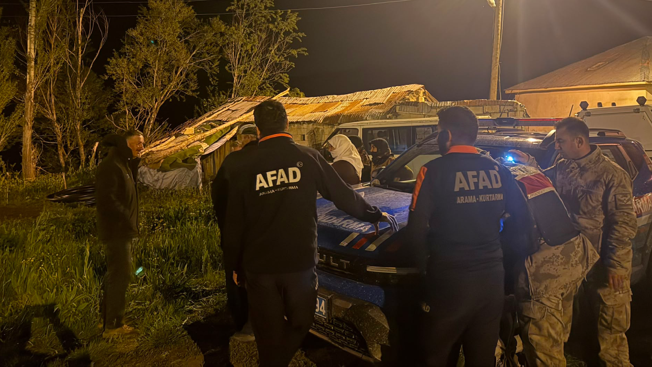 Hakkari'de yaylada mahsur kalan 8 kişi ekiplerce kurtarıldı