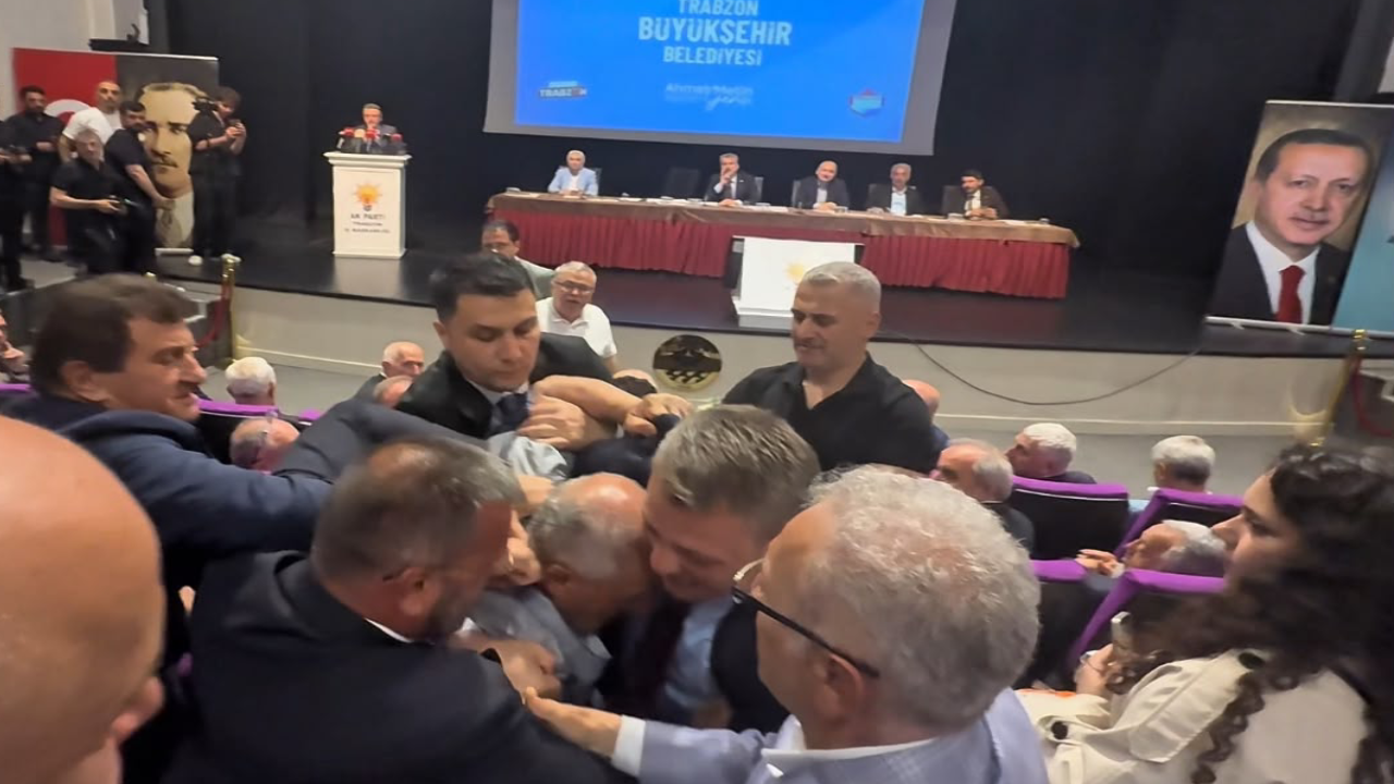 AKP toplantısında protesto: “Yalan konuşuyorsun” diyen yurttaş yaka paça salondan çıkarıldı