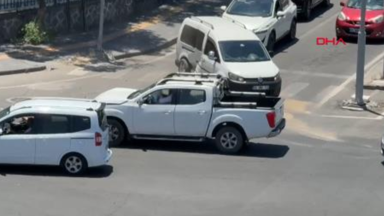 Hafif ticari araç ile kamyonet çarpıştı: 2 yaralı