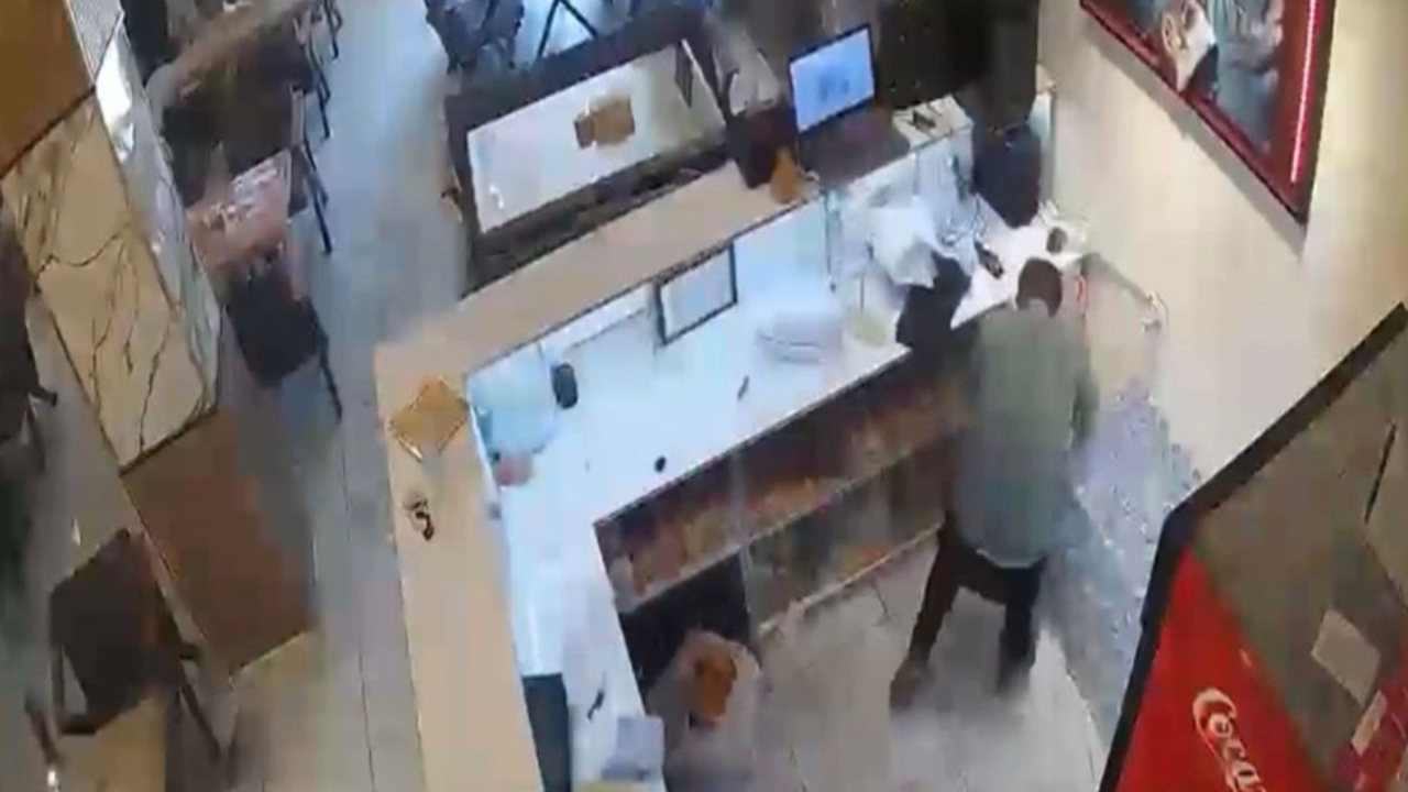Gaz sıkıştı felaket yaşandı: İş yerindeki patlama kamerada
