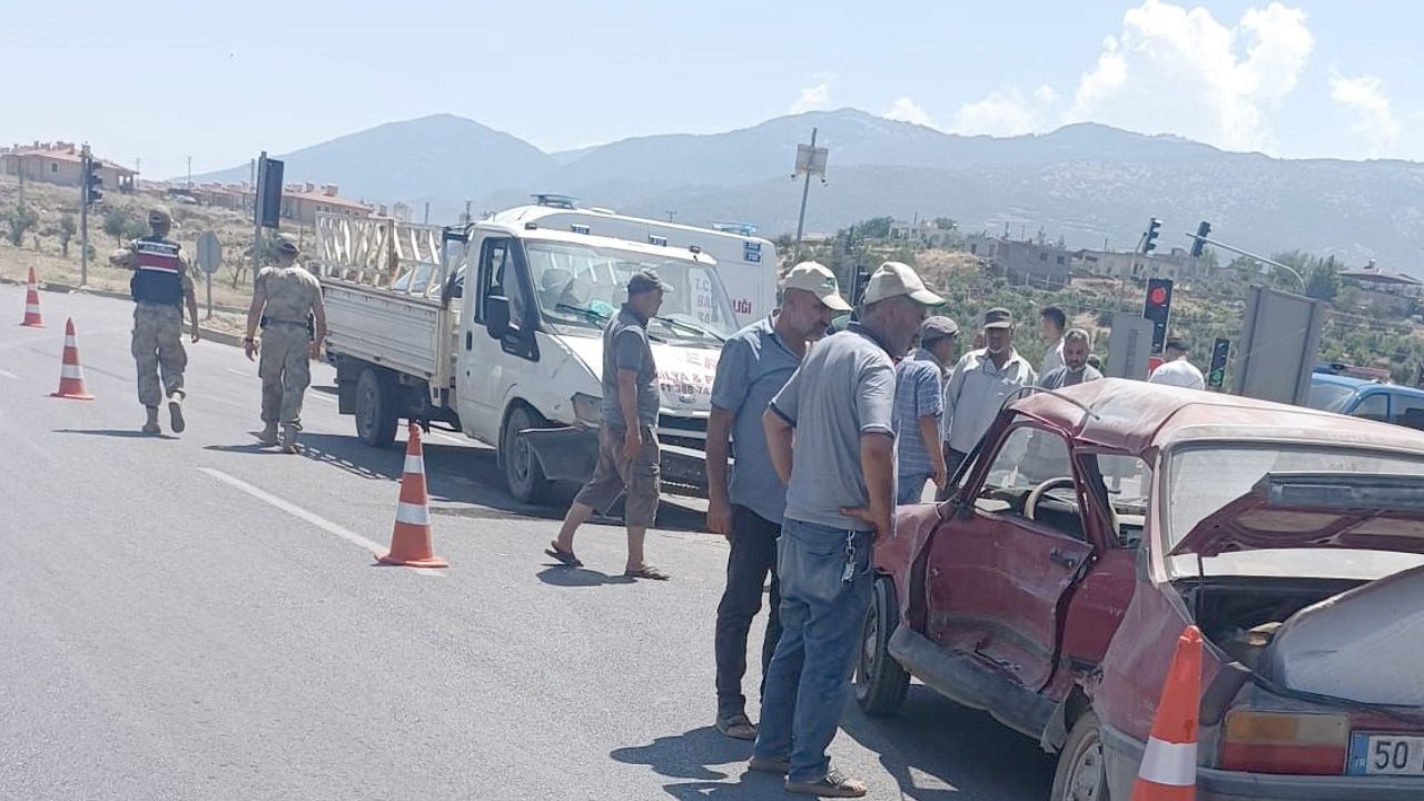 Gaziantep'de kamyonet ile otomobil çarpıştı: 4 yaralı