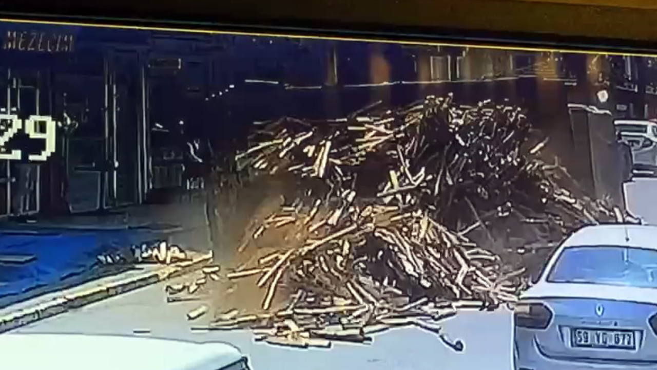 Odun yüklü kamyon bir anda devrildi, korku dolu anlar saniye saniye kaydedildi