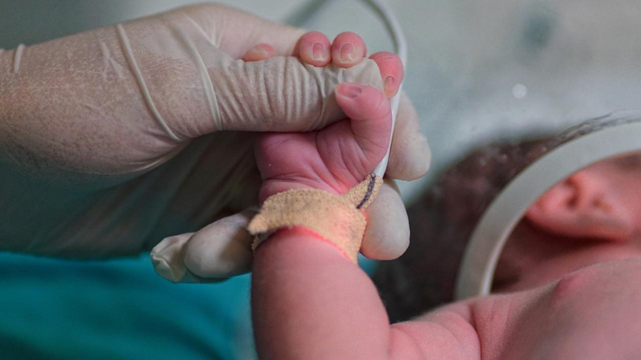 20 günlük bebek babasının kullandığı minibüsün altında can verdi