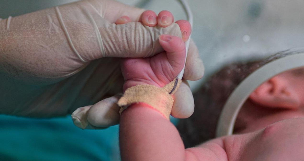 20 günlük bebek babasının kullandığı minibüsün altında can verdi