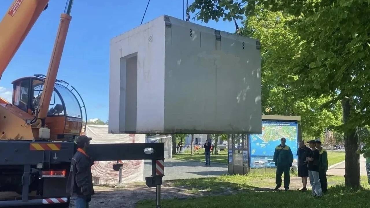 Otobüs duraklarının yanına beton sığınak koymaya başladılar