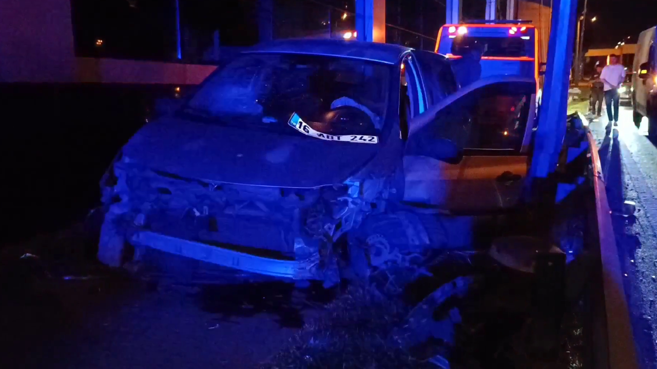 Osmangazi'de kontrolden çıkan otomobil kamyonete çarptı: 2 kişi yaralandı