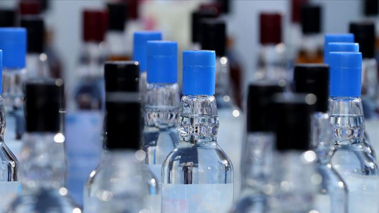 Alanya'da bir işletmede 108 litre kaçak alkol yakalandı