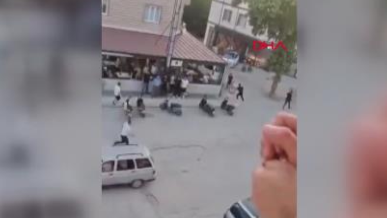kahvehanedeki kavga sokağa taştı: Istakalı kavga kamerada