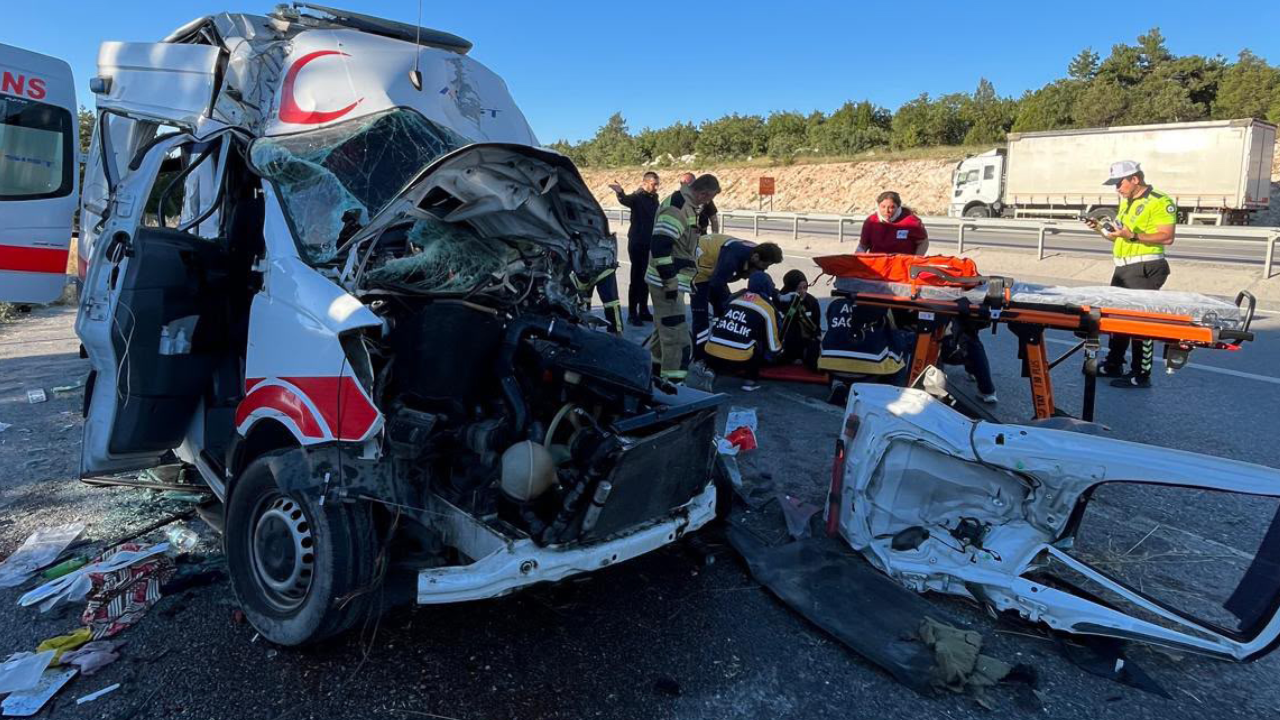 Ambulans TIR'a arkadan çarptı! Hasta öldü, sağlık personeli sıkıştı