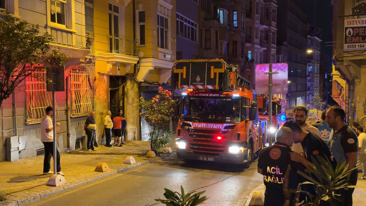 Beyoğlu'nda korku dolu anlar! Duvar çöktü, bina tahliye edildi