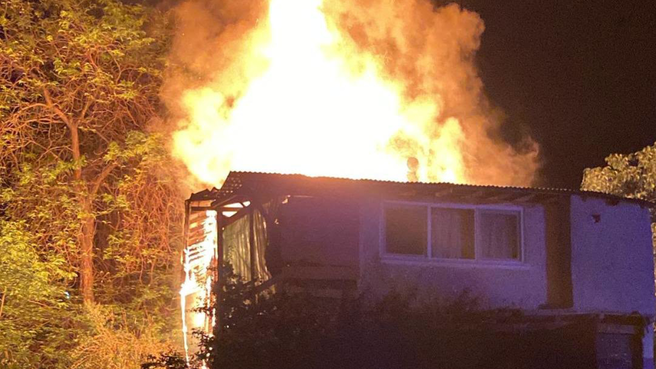 Amasya'da korkutan ev yangını: Yalnız yaşayan kadını gençler kurtardı