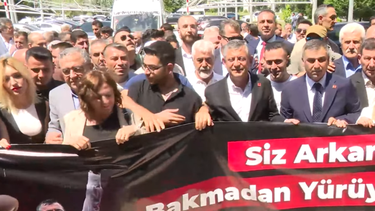 Özgür Özel'e Diyarbakır'da davul zurnalı karşılama