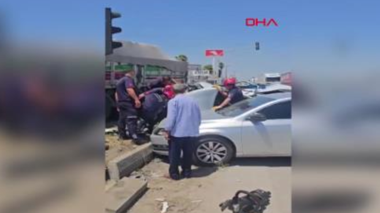 TIR, kavşakta 2 otomobile çarptı; 5 yaralı