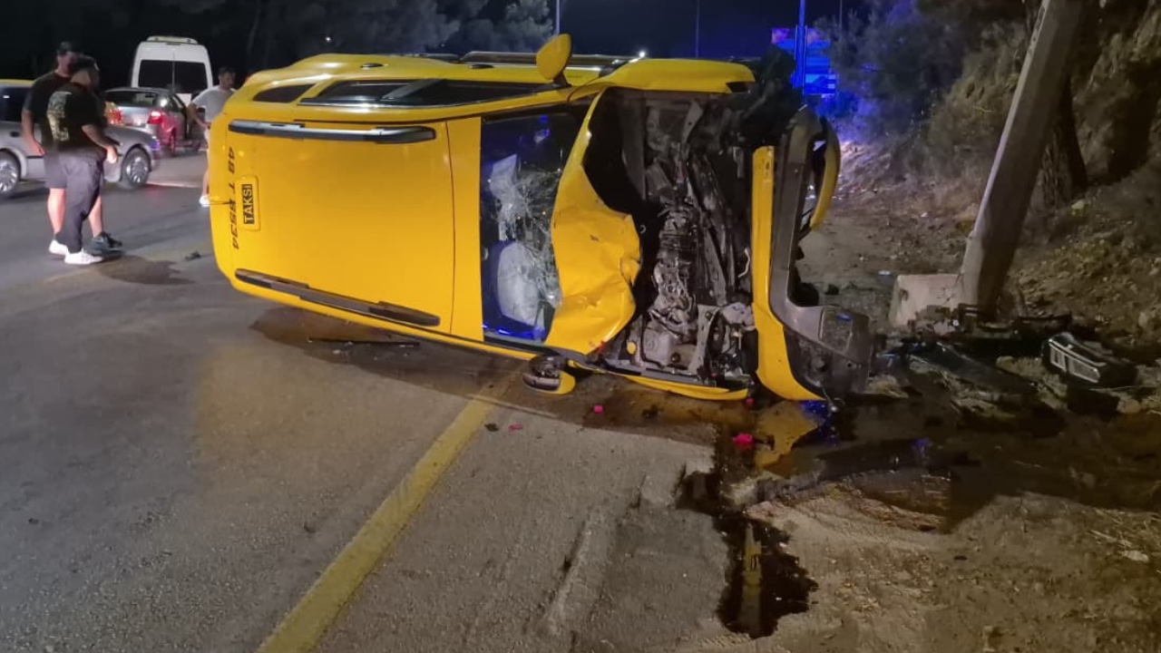 Tali yoldan çıkan motosiklete taksi çarptı: Yaklaşık 100 metre sürüklendiler