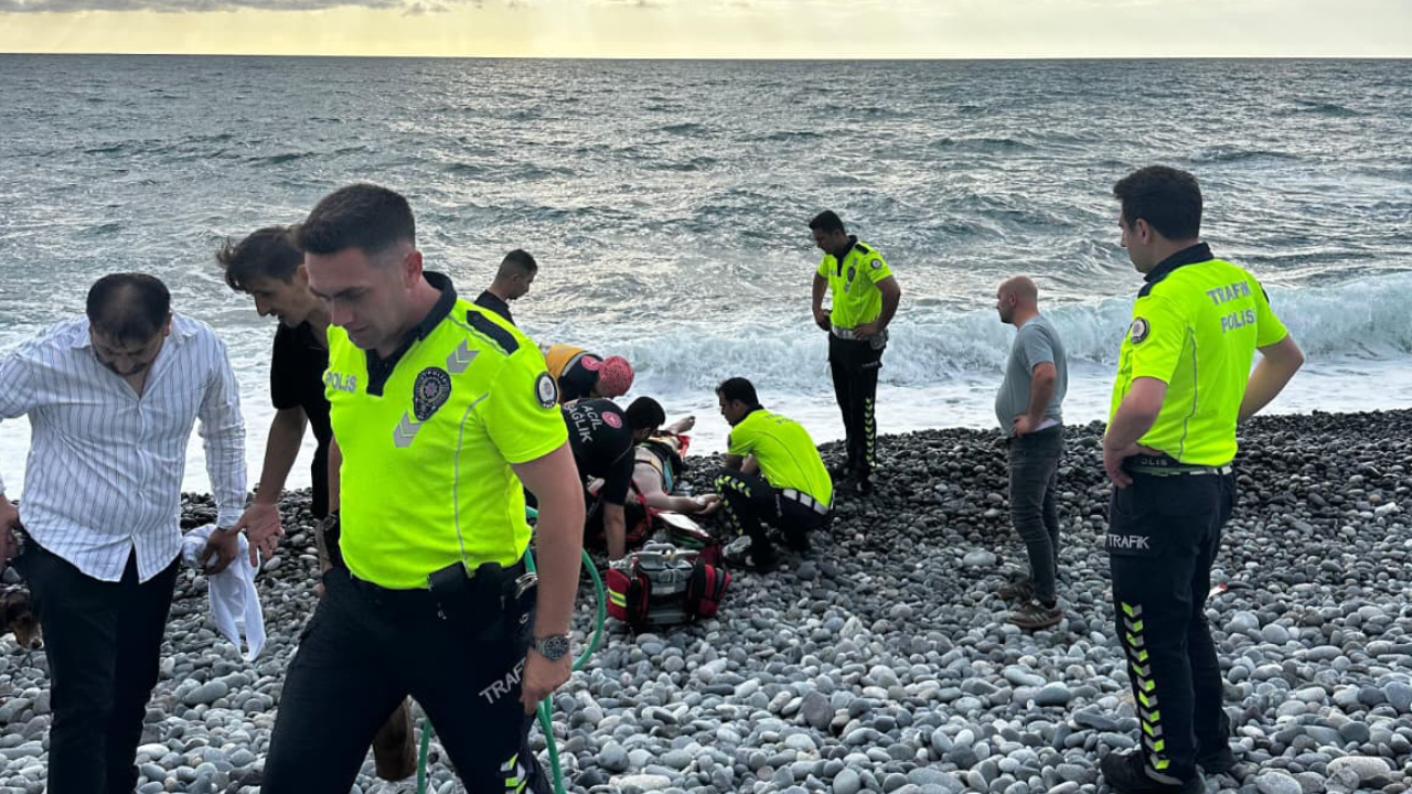 Boğulma tehlikesi geçiren asteğmenin imdadına polisler koştu
