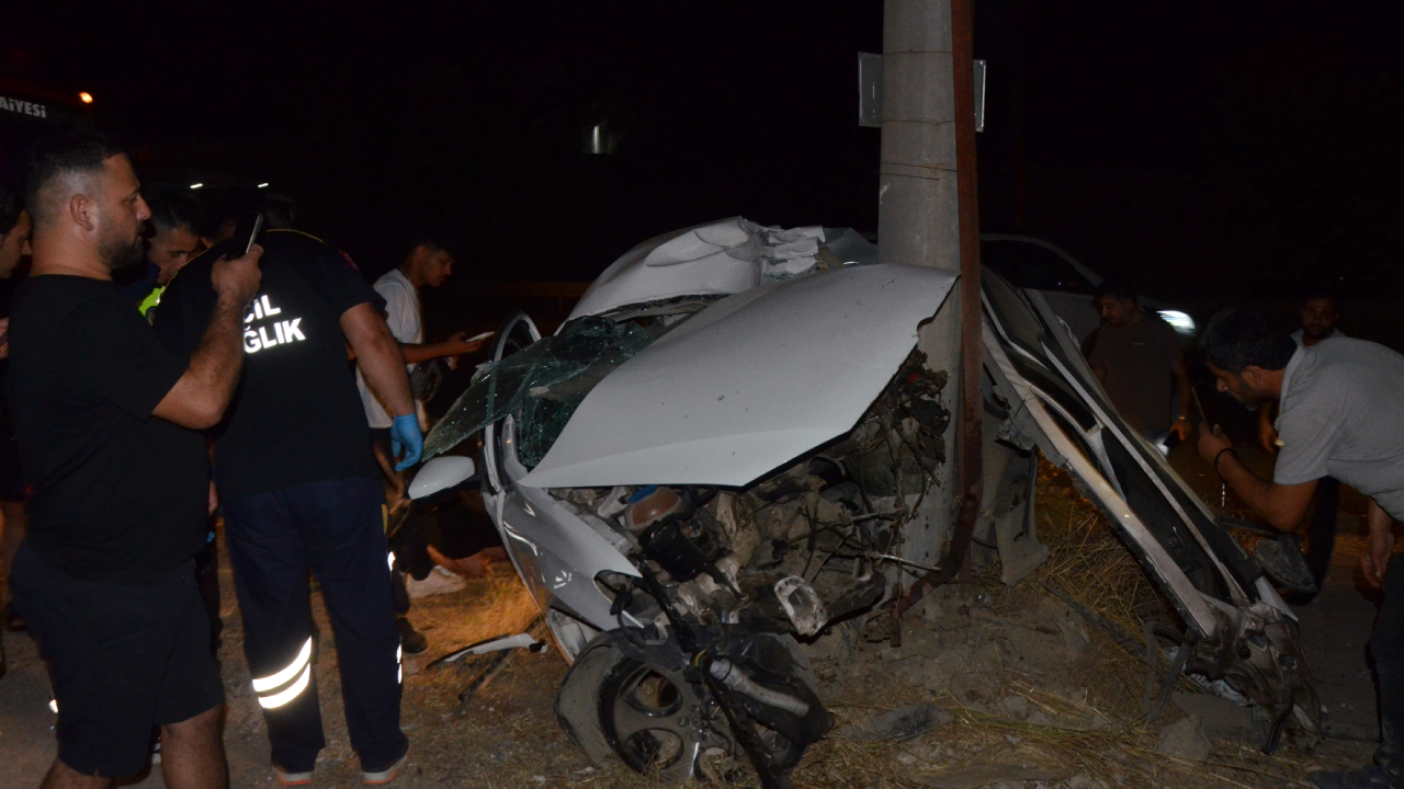 Direğe çarpan aracın motoru barakaya girdi: Sürücü yaşamını yitirdi