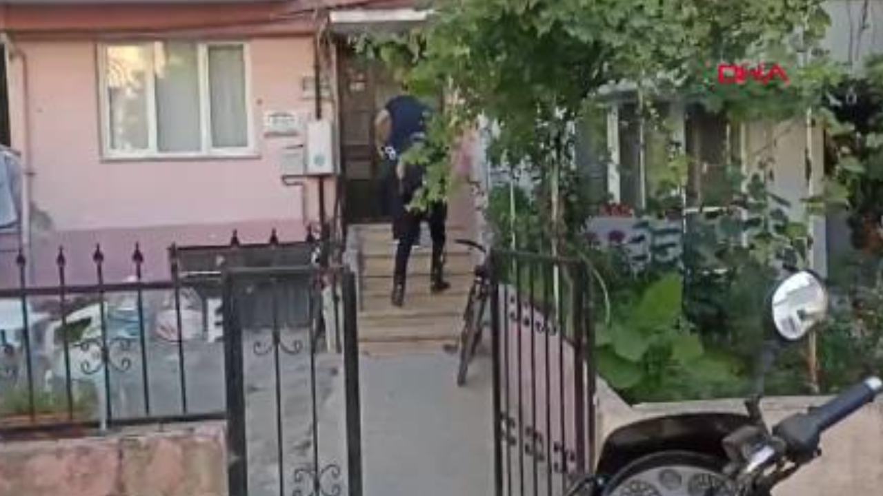 Evinin balkonundan havaya rastgele ateş açtı