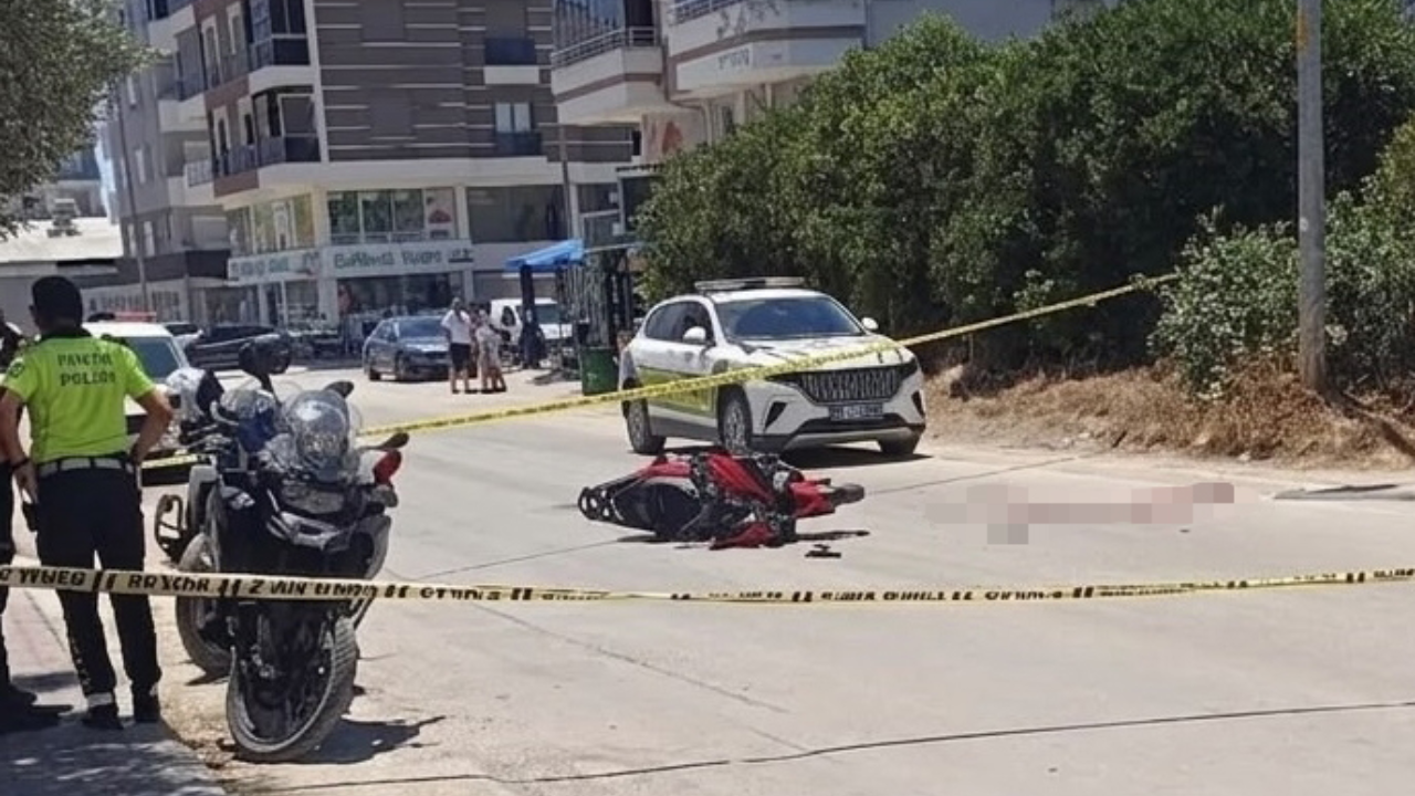 Antalya'da trafik kazası: Otomobille çarpışan motosikletli kurtarılamadı
