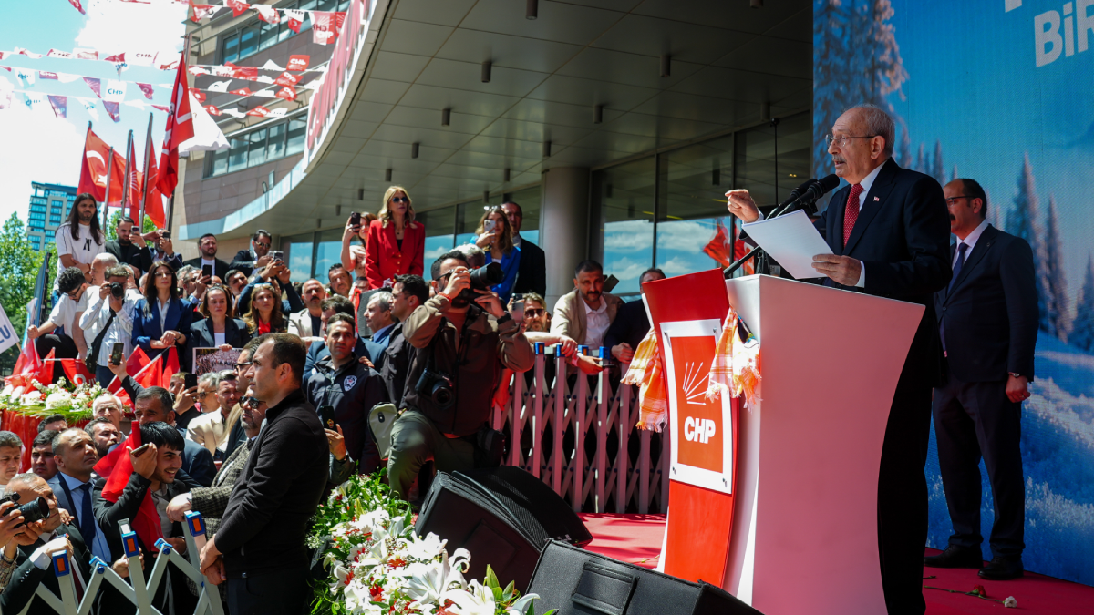 ÖZGÜR ÖZEL'İ HEDEF ALDI