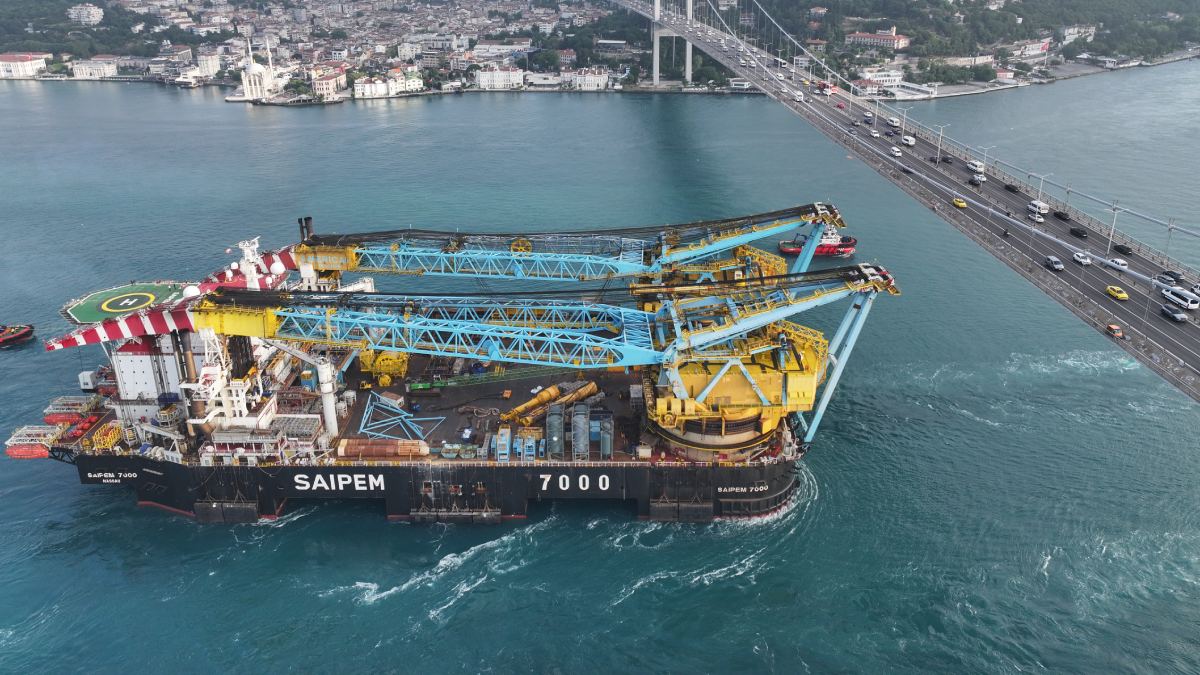  Köprüye 8 metre yaklaştı: Tehlike İstanbul'u teğet geçti