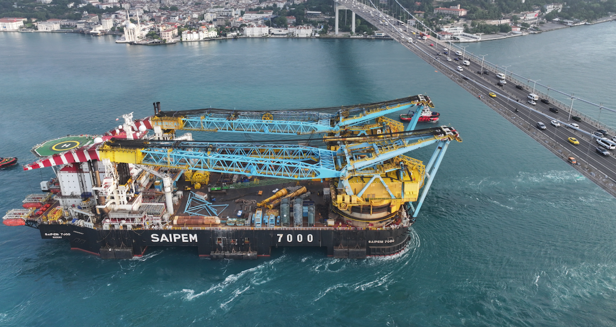 Köprüye 8 metre yaklaştı: Tehlike İstanbul'u teğet geçti