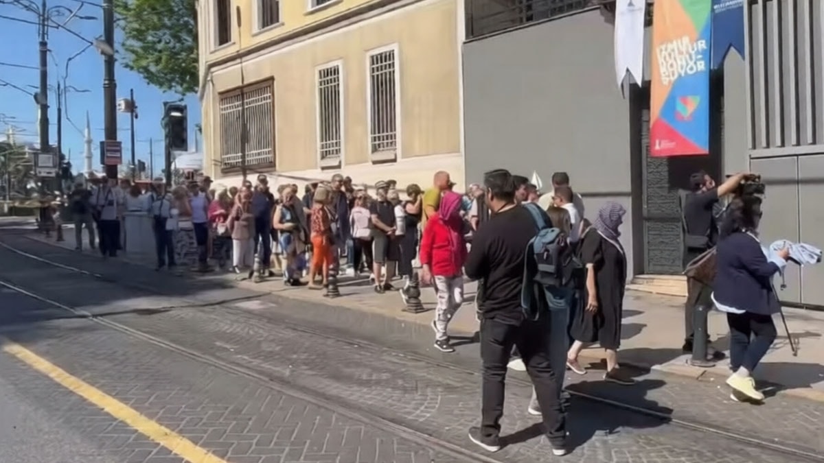 Turistler Yerebatan Sarnıcı için kuyrukta beklerken el koydular