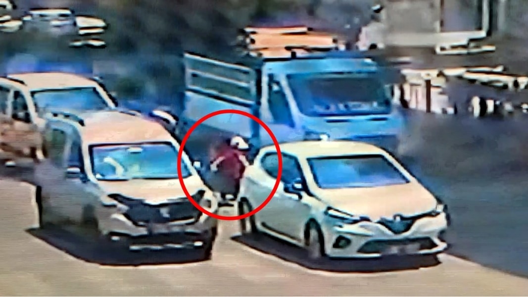 Adana'da kahreden kaza: 4 yaşındaki çocuk iki aracın altında kaldı