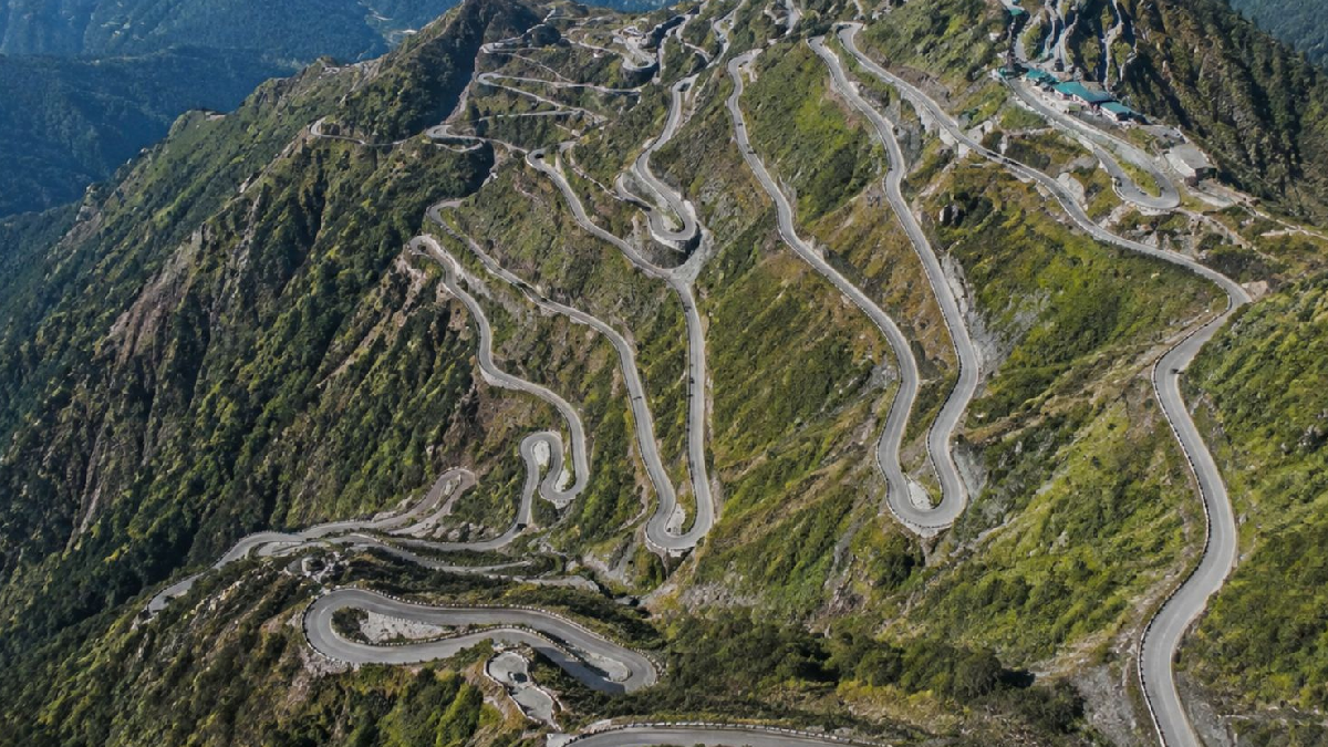 Dağın ortasından gökyüzüne kıvrılan yol: 32 virajıyla salyangoza benziyor