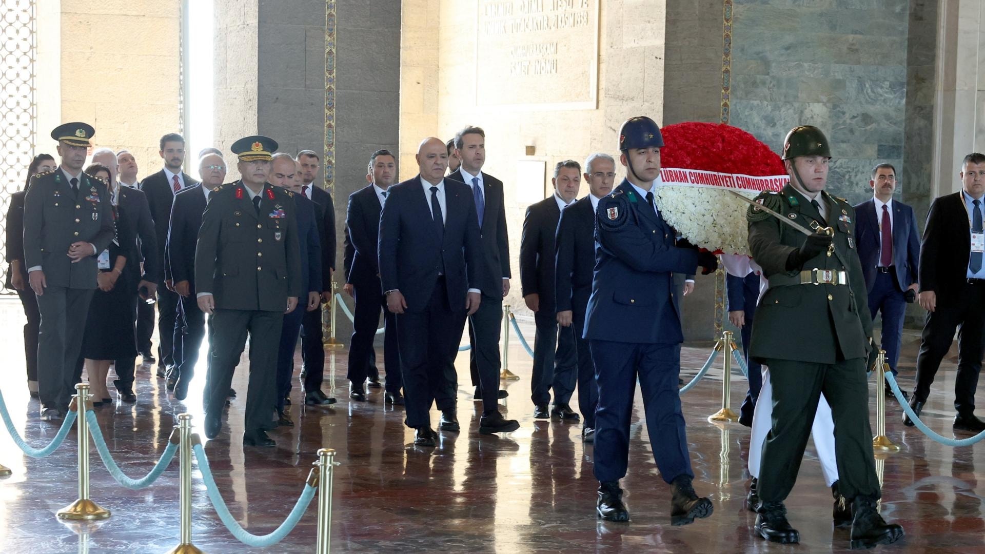 Lübnan Cumhurbaşkanı Ankara'ya geldiği gibi Anıtkabir'e çelenk bıraktı