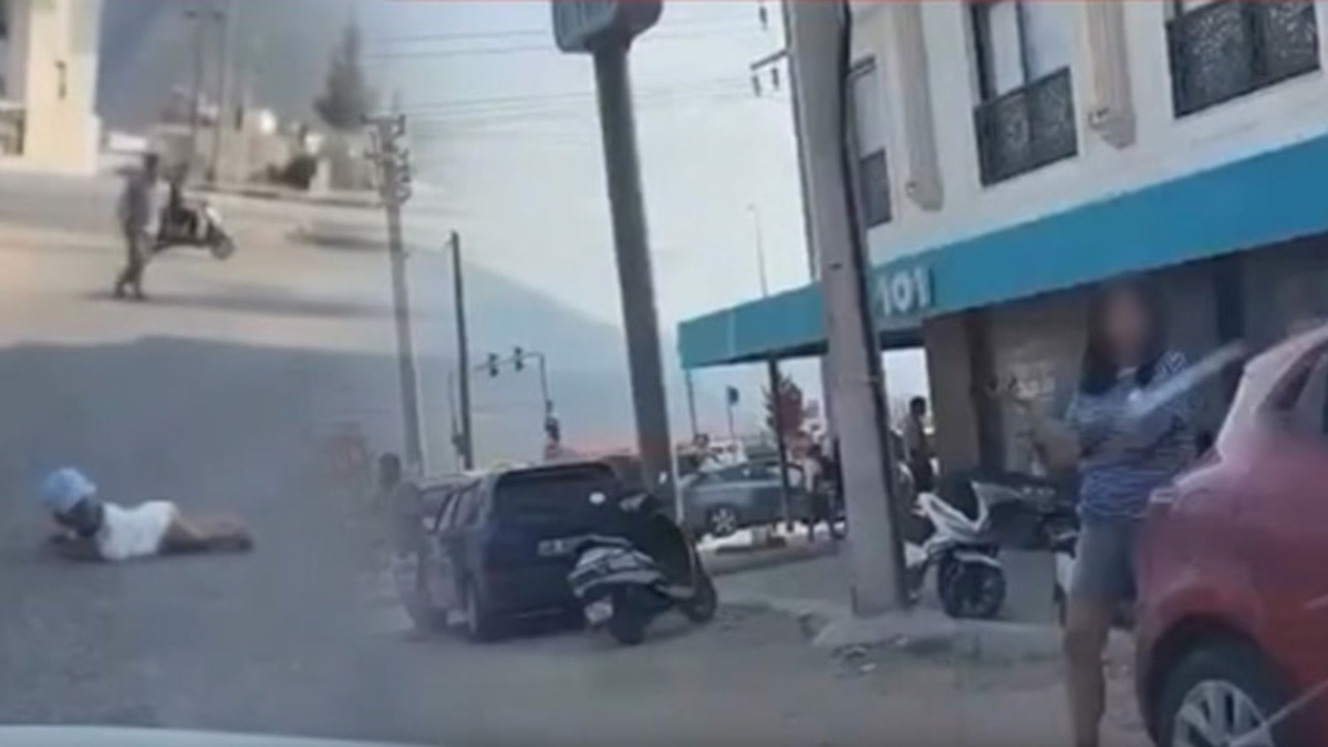 Tartışıp minik bebeklerini yol ortasına attılar! Böyle vicdansızlık olur mu?