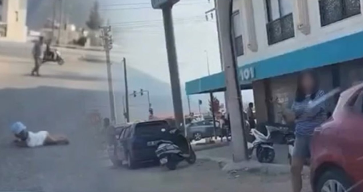 Tartışıp minik bebeklerini yol ortasına attılar! Böyle vicdansızlık olur mu?