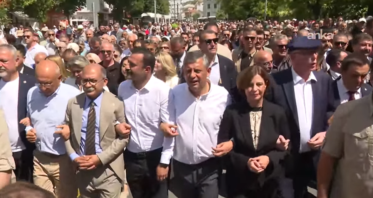 CHP lideri Özel Eskişehir'de sokağa çıktı, on binler arkasından yürüdü